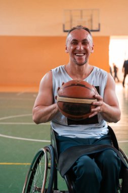 Modern bir spor salonunda basketbol oynayan bir savaş gazisinin fotoğrafı. Engelliler için spor kavramı. Yüksek kalite fotoğraf