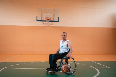 Modern bir spor salonunda basketbol oynayan bir savaş gazisinin fotoğrafı. Engelliler için spor kavramı. Yüksek kalite fotoğraf
