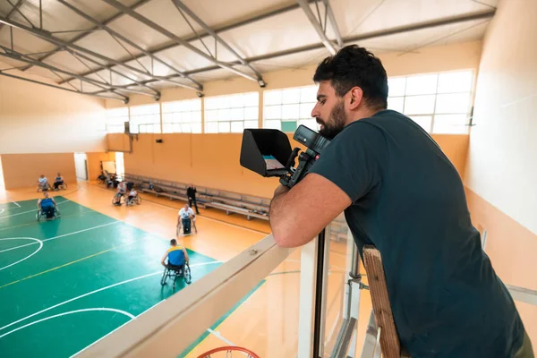 Top view photo of a person with a disability playing indoor basketball — 图库照片