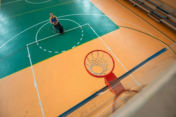 Foto Vista Superior Uma Pessoa Com Deficiência Jogando Basquete Indoor — Fotografia de Stock