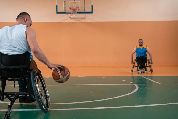 Feche Foto Cadeiras Rodas Veteranos Guerra Deficientes Jogando Basquete Quadra — Fotografia de Stock