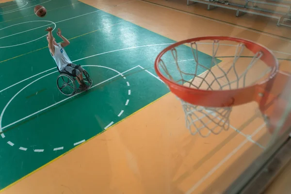 Remolque Ver Foto Veterano Guerra Jugando Baloncesto Una Arena Deportiva — Foto de Stock