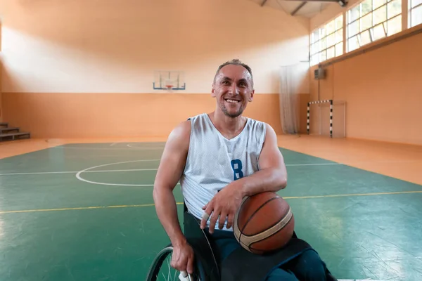 Ein Porträt Eines Lächelnden Rollstuhlbasketballspielers Der Rollstuhl Sitzt Und Darauf — Stockfoto