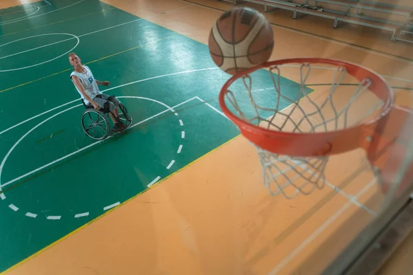 Bogsera Visa Foto Krigsveteran Spelar Basket Modern Sportarena Begreppet Idrott — Stockfoto