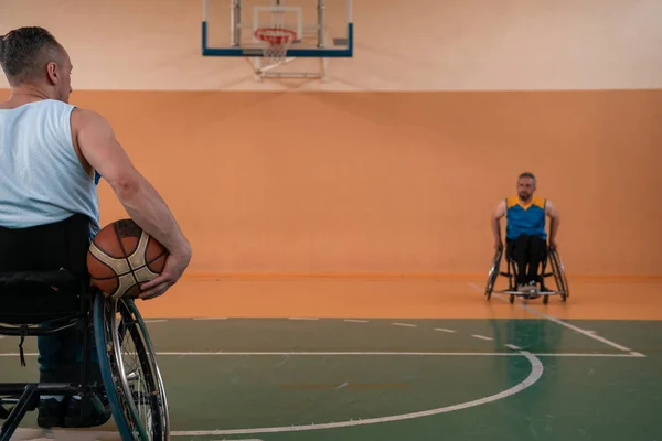 Veteranos Guerra Deficientes Ação Jogar Basquete Uma Quadra Basquete Com — Fotografia de Stock