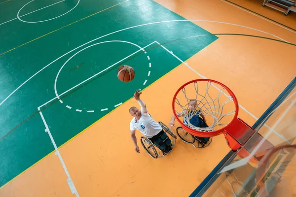 Foto Vista Superior Uma Pessoa Com Deficiência Jogando Basquete Salão — Fotografia de Stock