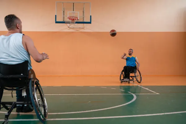 Veteranos Guerra Discapacitados Acción Mientras Juegan Baloncesto Una Cancha Baloncesto — Foto de Stock