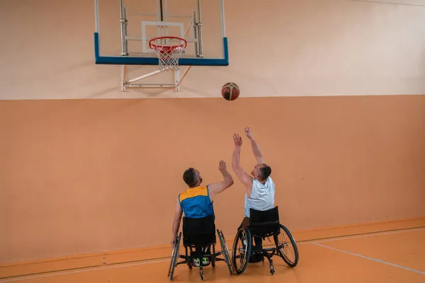 Veteranos Guerra Discapacitados Acción Mientras Juegan Baloncesto Una Cancha Baloncesto — Foto de Stock