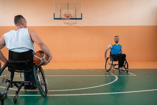 Gehandicapten Oorlogsveteranen Actie Tijdens Het Spelen Van Basketbal Een Basketbalveld — Stockfoto