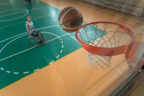 近代的なスポーツ場でバスケットボールをしていた退役軍人の写真です 障害者スポーツの概念 高品質の写真 選択的焦点 — ストック写真