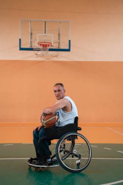 Modern bir spor salonunda basketbol oynayan bir savaş gazisinin fotoğrafı. Engelliler için spor kavramı. Yüksek kalite fotoğraf
