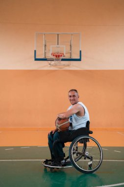 Modern bir spor salonunda basketbol oynayan bir savaş gazisinin fotoğrafı. Engelliler için spor kavramı. Yüksek kalite fotoğraf
