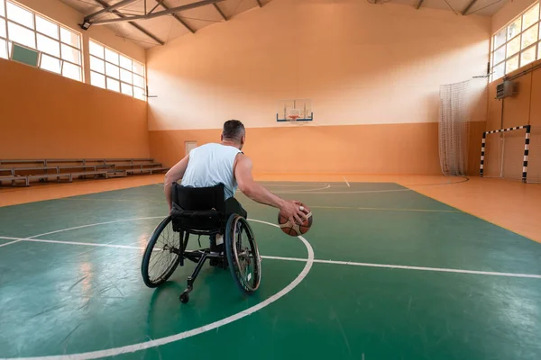 Uma Foto Veterano Guerra Jogar Basquetebol Numa Arena Desportiva Moderna — Fotografia de Stock