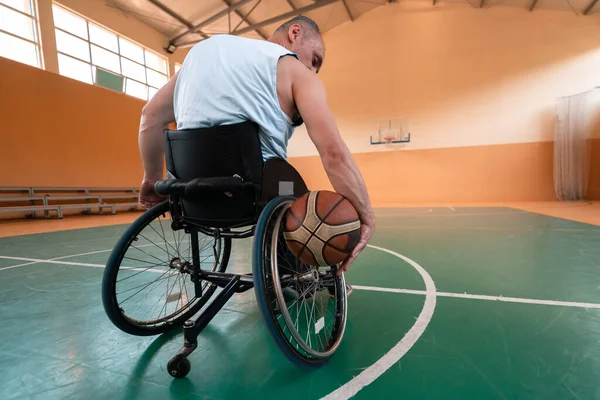 Foto Cerca Sillas Ruedas Veteranos Guerra Discapacitados Jugando Baloncesto Cancha — Foto de Stock