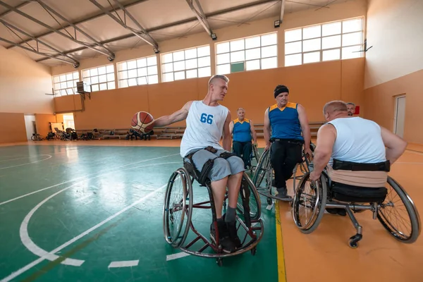 장애인 퇴역 군인들은 스포츠 체육관에서 훈련용 경기를 하는 휠체어에 앉아 인종 과 나이가 많은 농구 팀을 혼합하였다. 장애자들의 재활 과 포용 개념 — 스톡 사진