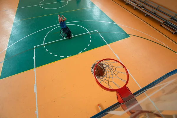 Foto vista superior de uma pessoa com deficiência jogando basquete indoor — Fotografia de Stock