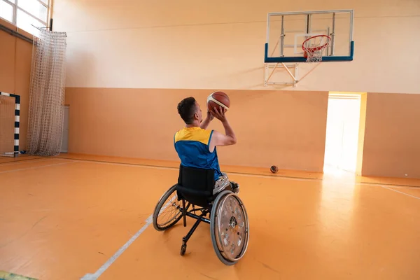 Gehandicapten Oorlog veteranen gemengd ras en leeftijd basketbal teams in rolstoelen spelen van een trainingswedstrijd in een sporthal. Rehabiliteits- en integratieconcept voor gehandicapten — Stockfoto
