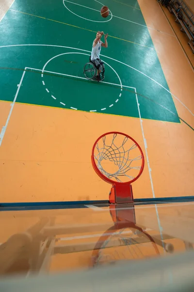 Sleepfoto Van Een Oorlogsveteraan Die Basketbal Speelt Een Moderne Sportarena — Stockfoto