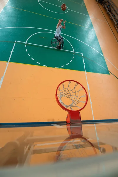 Reboque Vista Foto Veterano Guerra Jogando Basquete Uma Arena Esportes — Fotografia de Stock