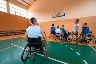 Engelli Savaşı ya da çalışma gazileri karışık ırk ve yaş basketbolu takımları spor salonunda antrenman maçı yapıyorlar. Özürlü insanlar rehabilitasyonu ve kapsama konsepti. Merhaba kaliteli fotoğraf.