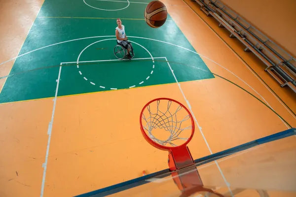 Vontatókép Egy Háborús Veteránról Aki Kosárlabdázik Egy Modern Sportcsarnokban Sport — Stock Fotó