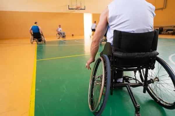 Feche Foto Cadeiras Rodas Veteranos Guerra Deficientes Jogando Basquete Quadra — Fotografia de Stock