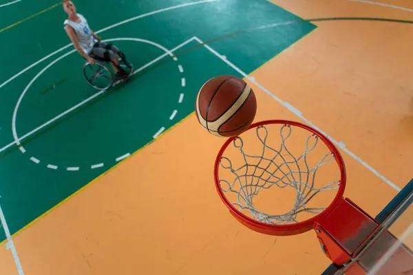 一张战争老兵在现代竞技场打篮球的照片 残疾人体育运动的概念 高质量的照片 有选择的重点 — 图库照片