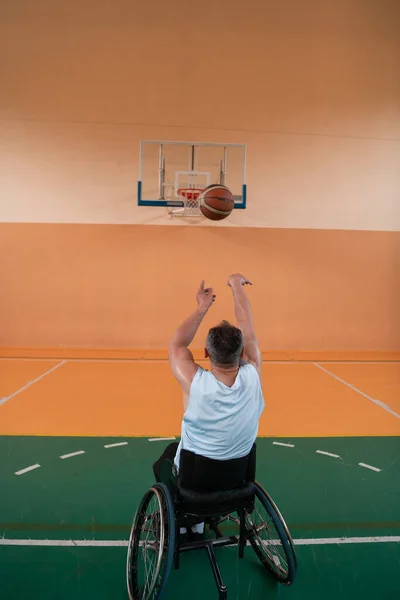 Uma Foto Veterano Guerra Jogar Basquetebol Numa Arena Desportiva Moderna — Fotografia de Stock