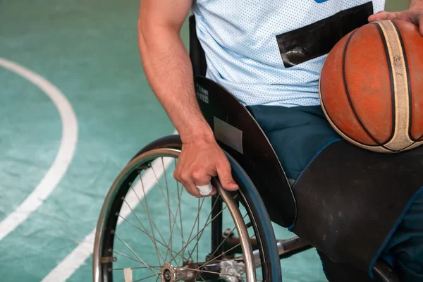 Zamknij Zdjęcie Wózków Inwalidzkich Weteranów Wojennych Grających Koszykówkę Boisku Skupienie — Zdjęcie stockowe