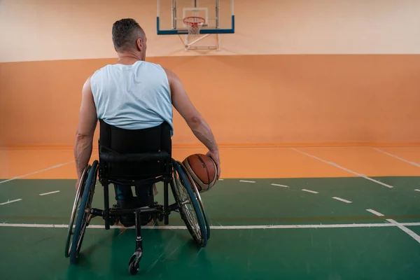 Foto Cerca Sillas Ruedas Veteranos Guerra Discapacitados Jugando Baloncesto Cancha — Foto de Stock