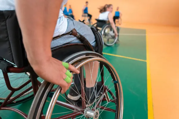 Крупным Планом Запечатлены Инвалидные Коляски Ветераны Войны Играющие Баскетбол Площадке — стоковое фото