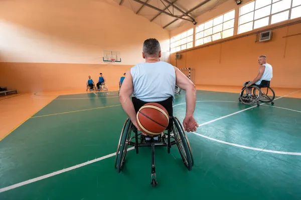Wojna Niepełnosprawnych Lub Weterani Pracy Mieszane Wyścigi Wiek Drużyny Koszykówki — Zdjęcie stockowe