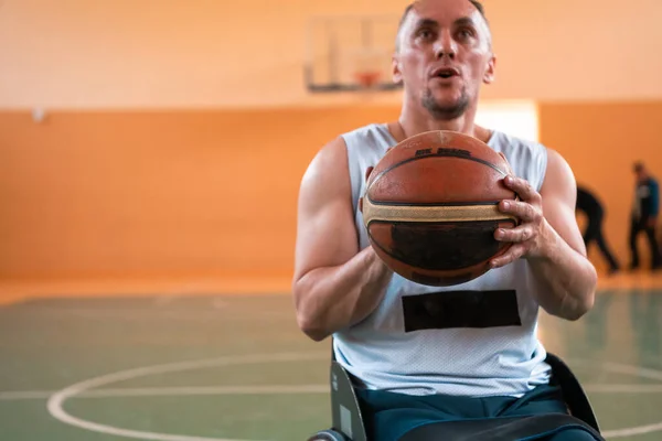 Nahaufnahme Von Rollstühlen Und Behinderten Kriegsveteranen Beim Basketballspielen Auf Dem — Stockfoto