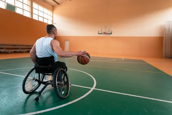 Una foto de un veterano de guerra jugando baloncesto en una arena deportiva moderna. El concepto de deporte para las personas con discapacidad — Foto de Stock