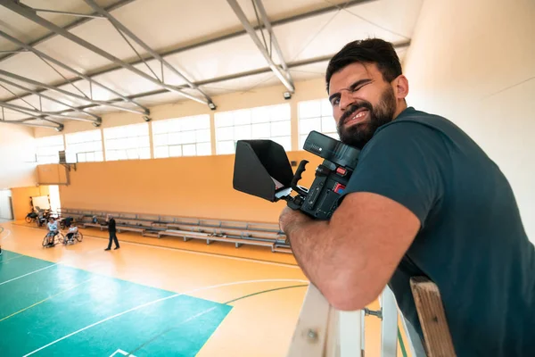 Vista superior de la foto de una persona con discapacidad jugando al baloncesto indoor —  Fotos de Stock