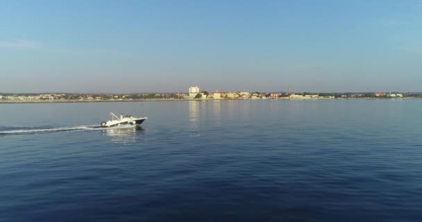 Снимок Счастливой Семьи Летнем Отдыхе Рулем Роскошной Лодки Открытом Море — стоковое видео