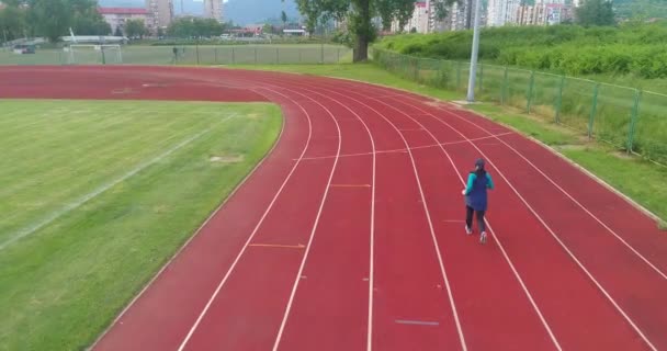 Mozgókép Fiatal Arab Sportolónőről Atlétikai Testtel Hidzsábon Aki Stadionatlétikai Pályán — Stock videók