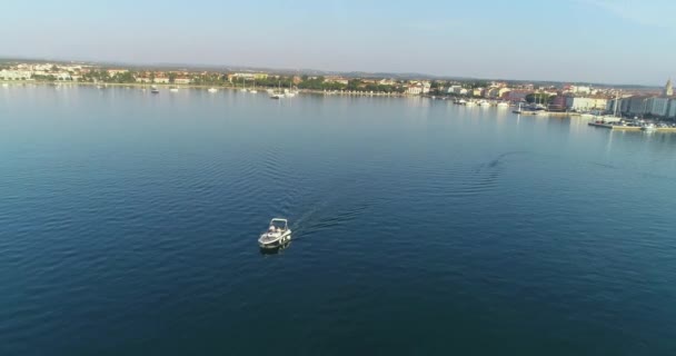 Снимок Счастливой Семьи Летнем Отдыхе Рулем Роскошной Лодки Открытом Море — стоковое видео