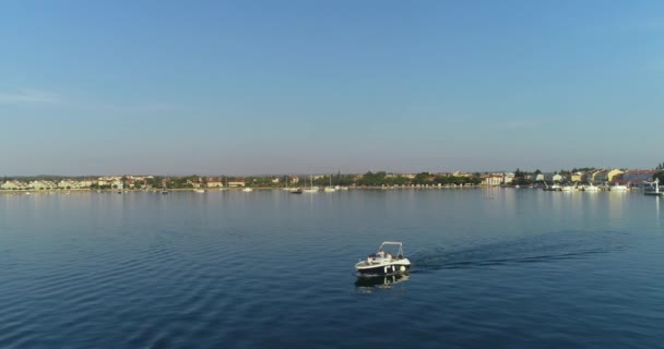 早朝に公海上で豪華なボートを運転する夏休みに幸せな家族のドローンショット 高品質4K映像 — ストック動画