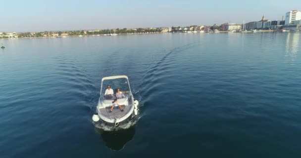 Egy drónfelvétel egy boldog családról egy nyári vakáción egy luxushajót vezetve a nyílt tengeren kora reggel. — Stock videók