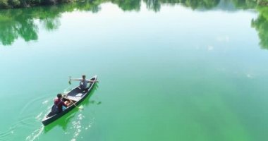 Birkaç maceraperest arkadaş, güzel doğayla çevrili vahşi bir nehirde kanoyla geziyorlar.