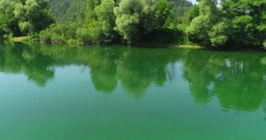 Birkaç maceraperest arkadaş, güzel doğayla çevrili vahşi bir nehirde kanoyla geziyorlar.