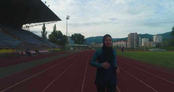 Filmaufnahme Einer Jungen Arabischen Sportlerin Mit Athletischem Körper Hijab Die — Stockvideo