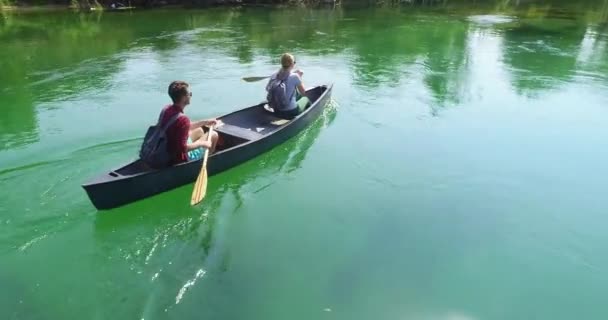 一对冒险家朋友正在一条被美丽的大自然环绕的野河中划船 — 图库视频影像