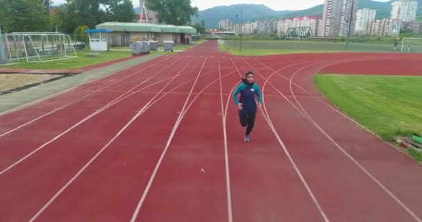 Filmaufnahme Einer Jungen Arabischen Sportlerin Mit Athletischem Körper Hijab Die — Stockvideo