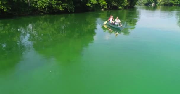 Birkaç Maceraperest Arkadaş Güzel Doğayla Çevrili Vahşi Bir Nehirde Kanoyla — Stok video