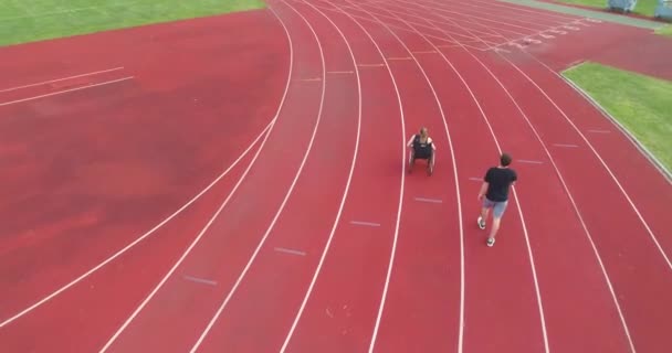 Treiner Invalidní Žena Invalidním Vozíku Zvláštními Potřebami Měli Atletickém Stadionu — Stock video