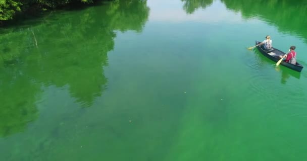 Casal Aventureiro Explorador Amigos Estão Canoagem Rio Selvagem Cercado Pela — Vídeo de Stock