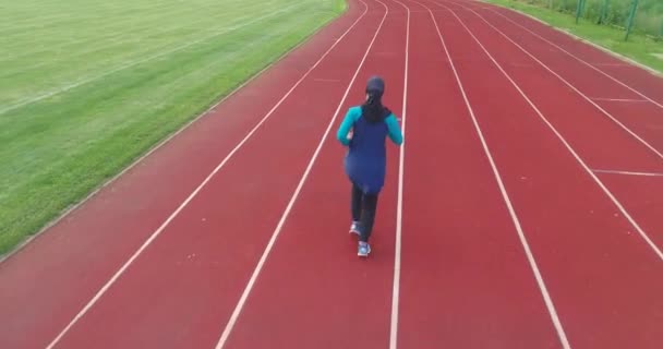 Zdjęcia Młodych Arabskich Sportowców Sportowym Ciałem Hidżabie Biegających Stadionie Lekkoatletycznym — Wideo stockowe