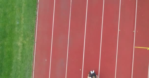 Eine Frau Mit Behinderungen Macht Beim Training Auf Der Leichtathletikbahn — Stockvideo